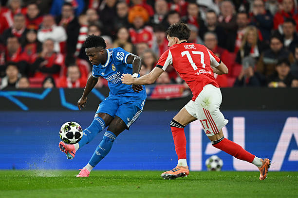 Vinicius Jr rematando a porteria para marcar el primer gol (Foto de Octavio Passos - UEFA/UEFA via Getty Images)