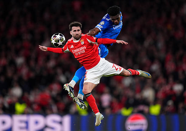 Aurelien Tchouameni cortando un balón aéreo (Foto de Angel Martinez/Getty Images)