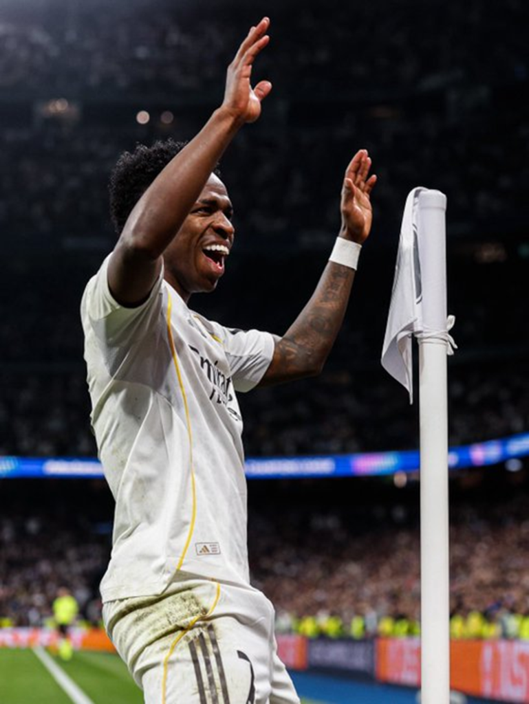 Vinicius celebrando su gol en el corner con un baile