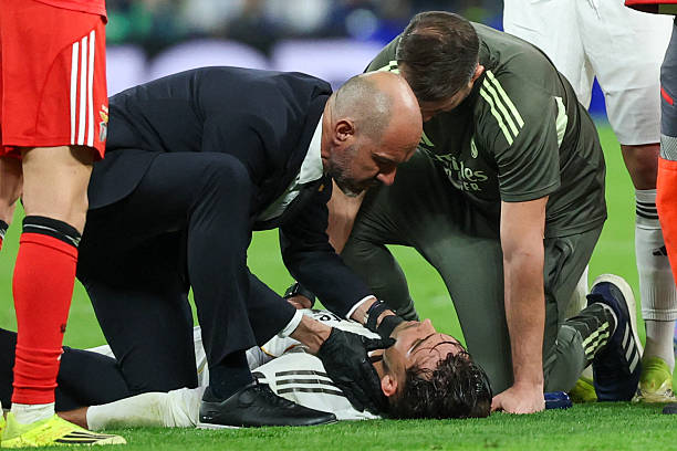 Raúl Asencio siendo asistido durante varios minutos en el terreno de juego (Foto de Pierre-Philippe MARCOU / AFP via Getty Images)