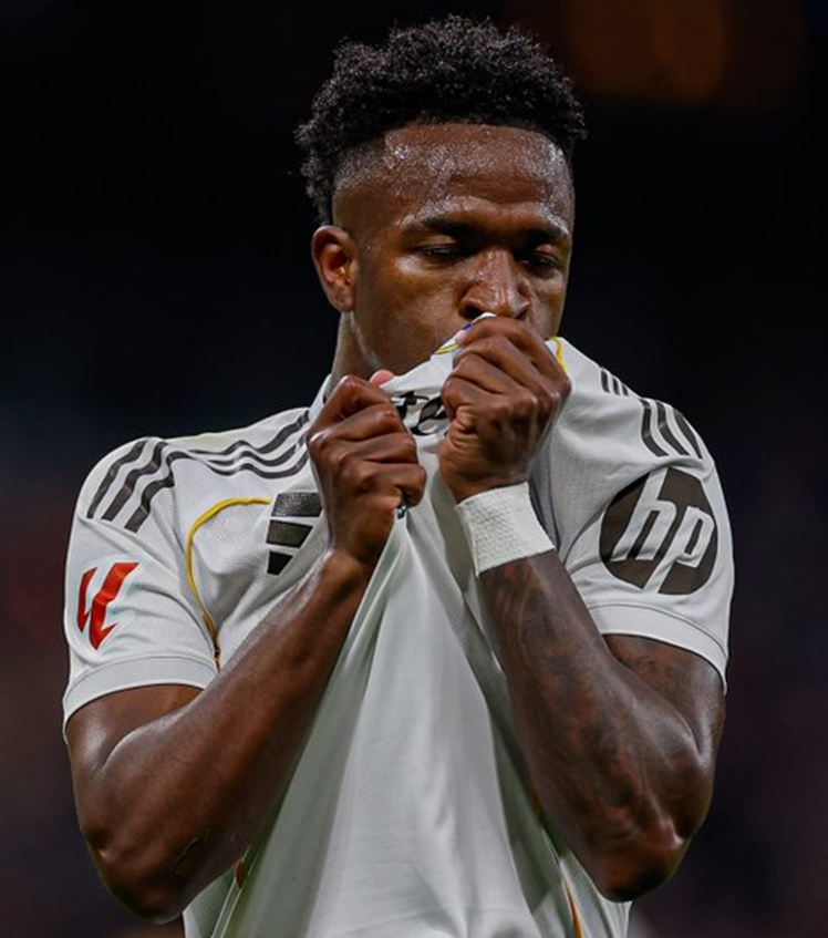 Vinicius Jr besando el escudo del Real Madrid tras el gol
