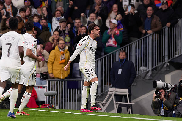 Raúl Asencio celebrando con la grada el gol (Foto de Federico Titone/SOPA Images/LightRocket via Getty Images)