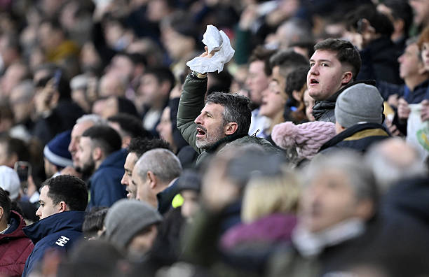 La grada pitando a los jugadores del terreno de juego (Foto de Burak Akbulut/Anadolu via Getty Images)