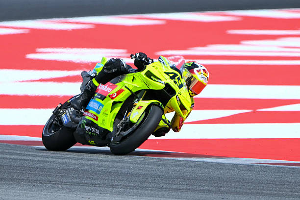 Fabio Di Giannantonio liderando en solitario las últimas vueltas (Foto de JOSE JORDAN / AFP via Getty Images)