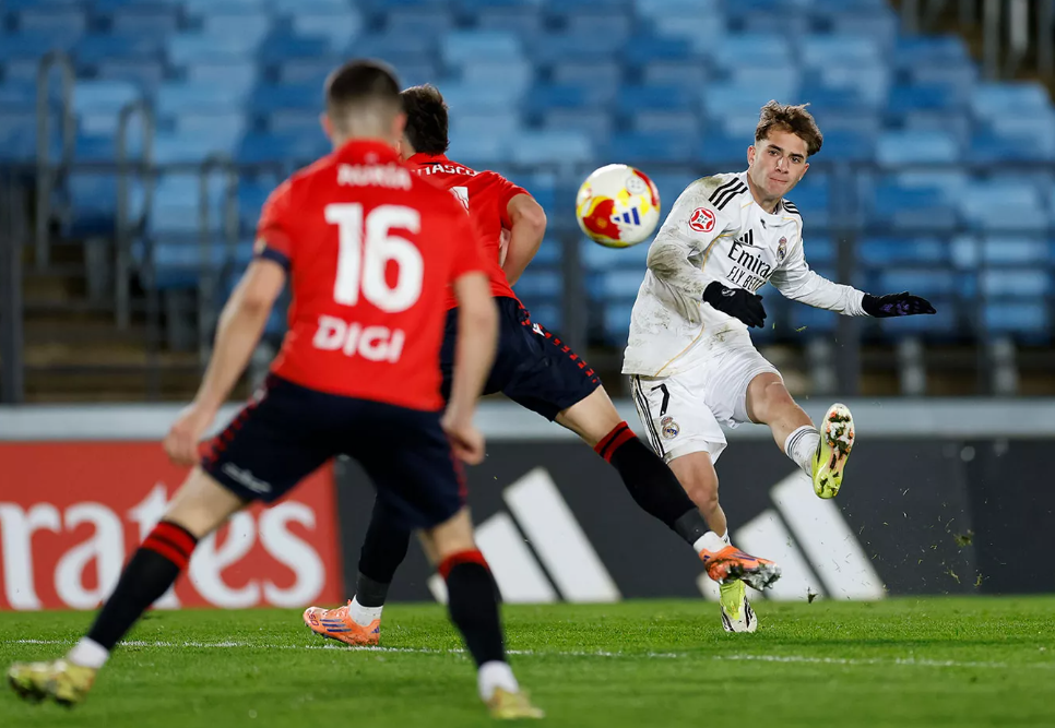 Yañez haciendo un centro al área (Foto de Real Madrid)