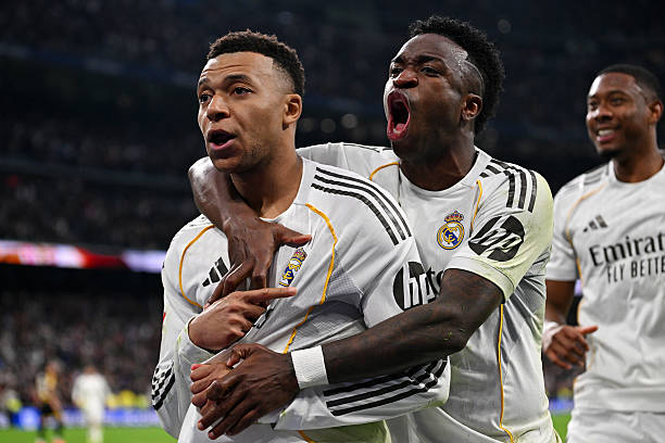 Kylian Mbappé y Vinicius Jr celebrando el gol de la victoria 2-1 contra el Rayo (Foto de Denis Doyle/Getty Images)