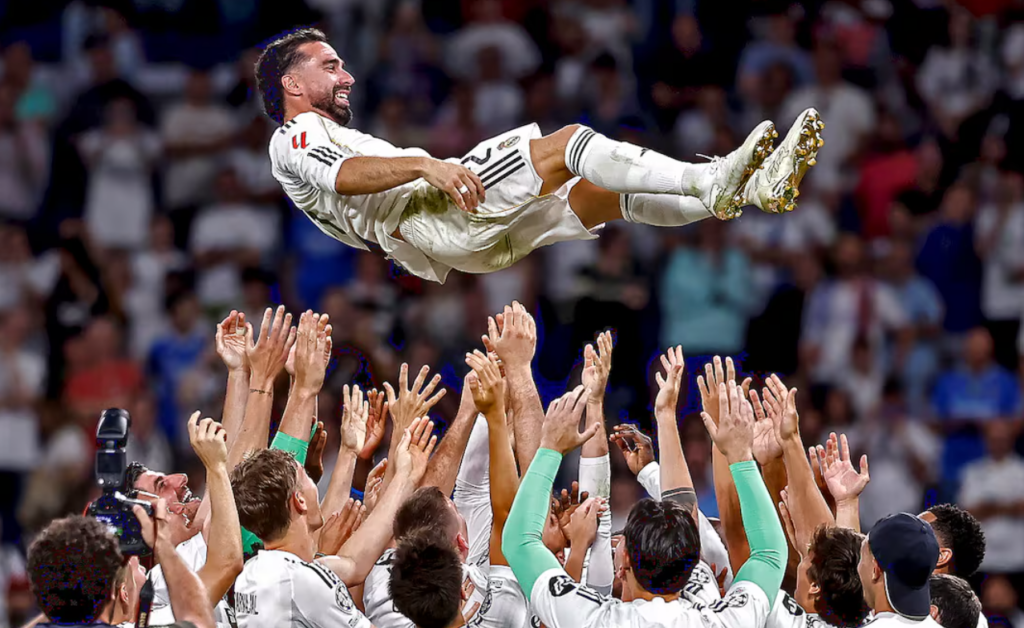 Carvajal siendo levantado por sus compañeros