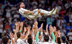 Carvajal siendo levantado por sus compañeros