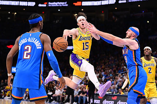 Austin Reaves defendido por Alex Caruso (Foto de Joshua Gateley/Getty Images) 