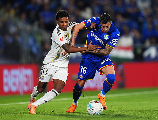 Rodrygo disputando un balón con Diego Rico (Foto de Angel Martinez/Getty Images)