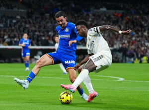 Vinicius Jr regateando a Iglesias (Foto de Angel Martinez/Getty Images)