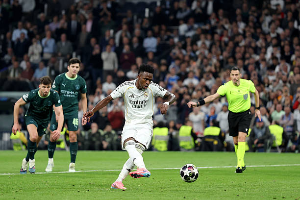 Vinicius Jr lanzando el penalti (Foto de Florencia Tan Jun/Getty Images)