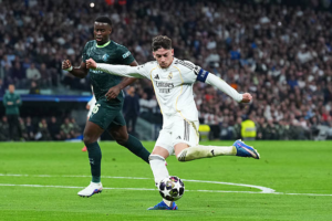 Fede Valverde golpeando con la izquierda para marcar el segundo gol (Foto de Angel Martinez/Getty Images)