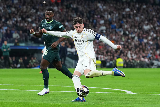 Fede Valverde golpeando con la izquierda para marcar el segundo gol (Foto de Angel Martinez/Getty Images)