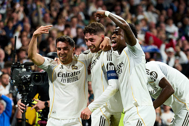 Brahim, Fede Valverde y Vinicius Jr celebrando el hattrick del uruguayo (Foto de Juan Manuel Serrano Arce/Getty Images)