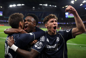 Arda Güler, Vinicius Jr y Thiago Pitarch celebrando (Foto de Alex Pantling - UEFA/UEFA via Getty Images)