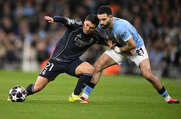 Brahim intentando deshacerse de Aint-Nouri (Foto de Oli SCARFF / AFP via Getty Images)