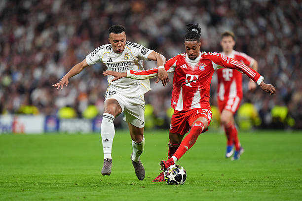 Mbappé luchando y defendiendo a Olise (Foto de Angel Martinez/Getty Images)