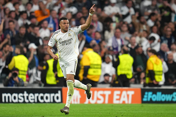Kylian Mbappé celebrando el gol que recortaba las distancias (Foto de Aitor Alcalde/Getty Images)