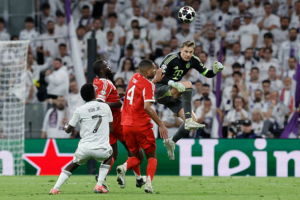 Neuer despejando un balón en mitad del campo (Foto de Oscar DEL POZO / AFP via Getty Images)