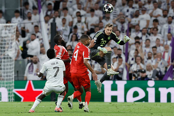 Neuer despejando un balón en mitad del campo (Foto de Oscar DEL POZO / AFP via Getty Images)