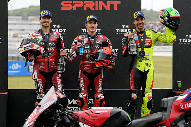 Podio de la carrera al sprint el sábado: 2º Bagnaia, 1º Marc Márquez y 3º Morbidelli (Foto de JORGE GUERRERO / AFP via Getty Images)