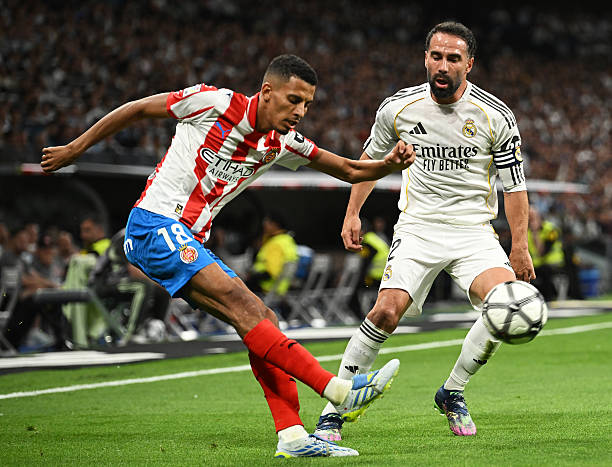 Dani Carvajal defendiendo el centro de Ounahi (Foto de Denis Doyle/Getty Images)