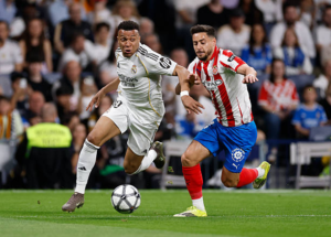 Kylian Mbappé regatenado a Alex Moreno (Foto de David S. Bustamante/Real Madrid via Getty Images)