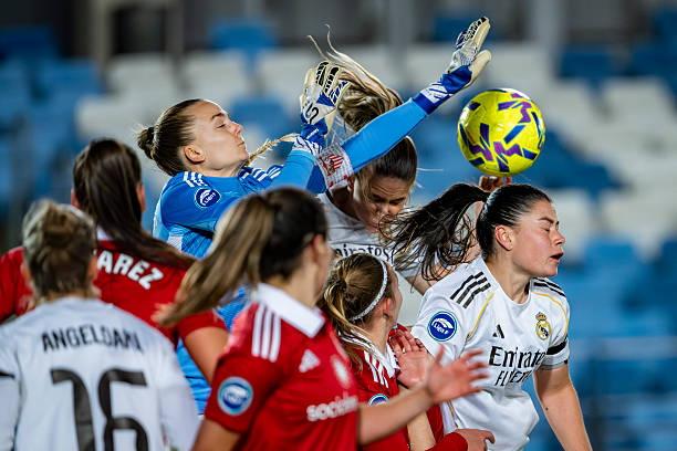 Despeje de Sullastres en un corner (Foto de Alberto Gardin/Eurasia Sport Images/Getty Images)