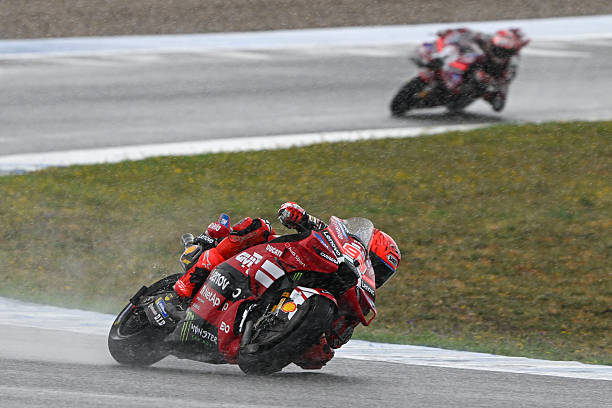 Marc Márquez pilotando bajo la lluvia en el Circuito de Jerez Angel Nieto (Foto de Gold & Goose Photography/Getty Images)
