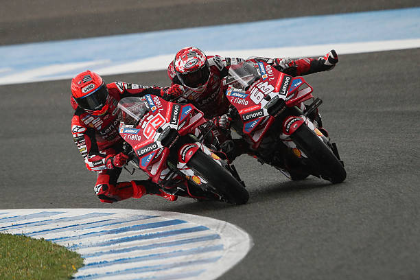 Marc Márquez adelantando a Bagnaia para ponerse lider en la sprint (Foto de Gold & Goose Photography/Getty Images)