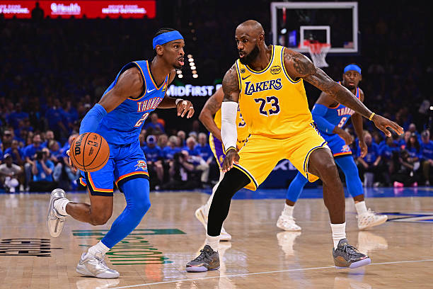 Shai Gilgeous-Alexander encarando a Lebron James  (Foto de Joshua Gateley/Getty Images)